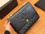 CHANEL 1992 shoulder bag with flap top - Image 10