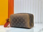 Louis Vuitton M11765 Locker Dopp Kit - Image 4
