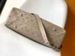 Louis Vuitton M24133 Medium HAND IT ALL - Image 5