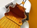 Louis Vuitton M13202 Christopher MM - Image 9