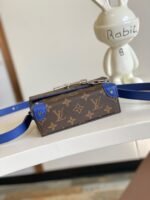 Louis Vuitton M12810 Steamer Wearable Wallet - Image 5