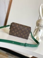 Louis Vuitton M12808 Steamer Wearable Wallet - Image 6