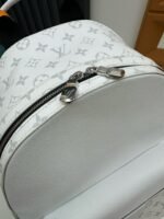 Louis Vuitton M31061 Discovery Backpack - Image 9
