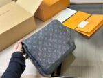 Louis Vuitton DISTRICT Small Messenger Bag M46255 - Image 2