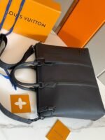 Louis Vuitton M59158 LOCK IT TOTE - Image 5