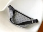 Louis Vuitton M46108 Discovery Bumbag - Image 4